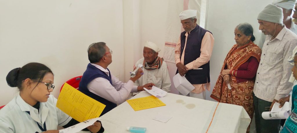 सामुदायिक स्वास्थ्य केंद्र में निःशुल्क मोतिया बिंद नेत्र परीक्षण आयोजित