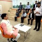 मुख्यमंत्री ने विभिन्न कंपनियों के उद्यमियों और स्टार्टअप से किया संवाद